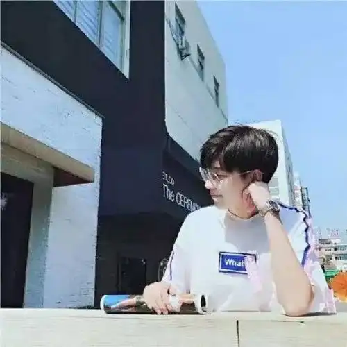 对于小奶狗桃心刘海发型的男生,女生可没抵抗力
