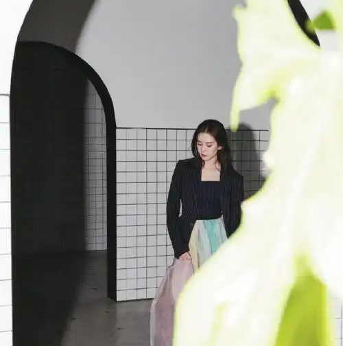 刘诗诗当妈后更美了,蓝色衬衫还没背带裙长,脚搭桌上更添女人味