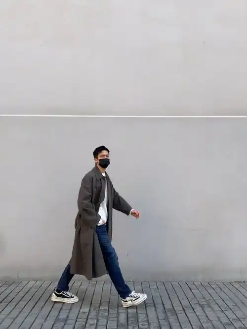 李现晒男友风私服帅照穿军绿色风衣超有范