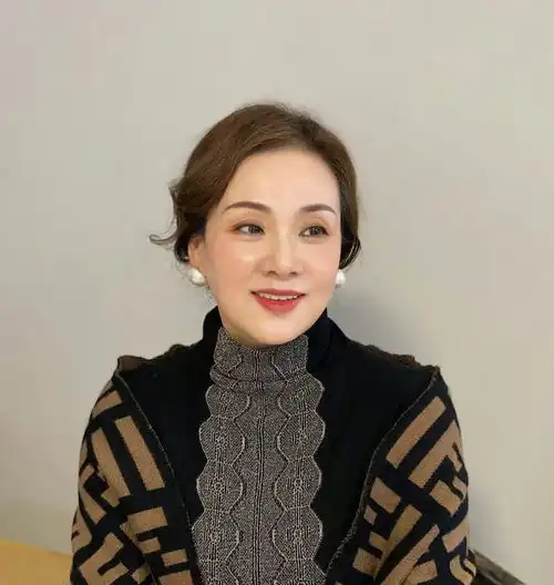 中年女人化妆别刻意扮嫩,这3个地方画好就行,优雅又显气质