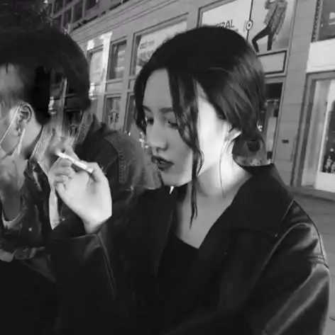 约会技巧约女生出来之后,一定要学会动手动脚