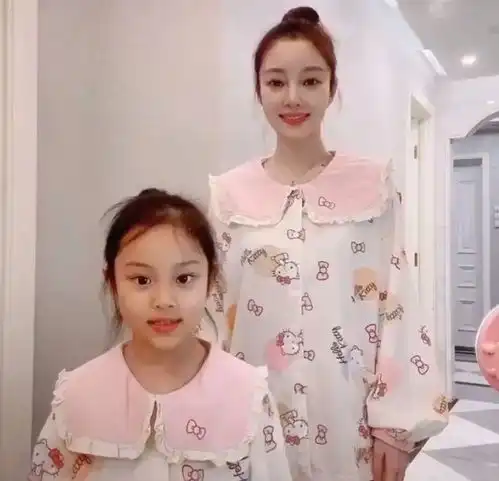 李小璐陪女儿玩换衣秀,谁关注到甜馨神情感情好坏显而易见