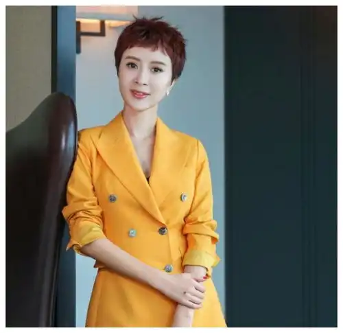 45岁金巧巧晒近照,庆生现场不见富豪老公,呆萌儿子可爱女儿出镜