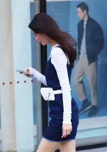 美女小姐姐一件白色衬衫配黑色打底裤,时尚气质十足