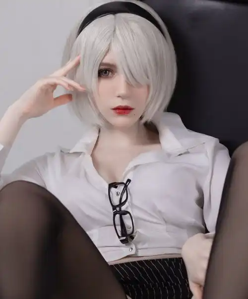 俄罗斯美女cos尼尔2b美图黑丝白丝性感至极