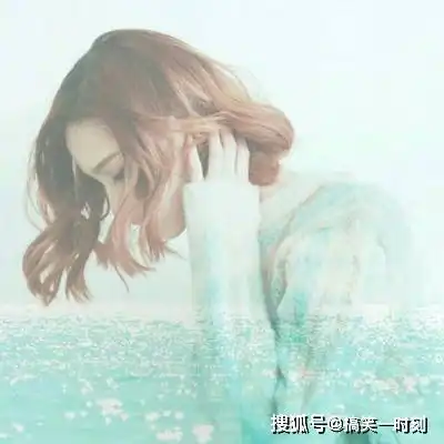 幽默笑话小时候有一次和爸妈上街,他们一左一右牵着我