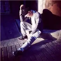 侧面帅哥男生头像,走马观花的男人