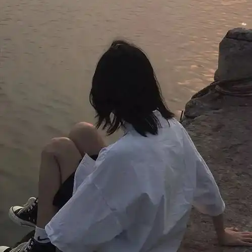 头像丨别用短暂的喜欢打扰我平静的生活