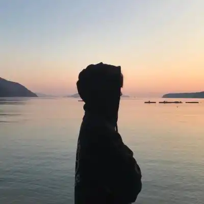 孤单伤感颓废的微博男生小丑头像别背后捅了刀还问我疼不疼