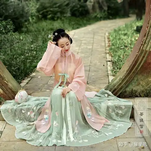 有哪些很美的lolita洋装,或者jk制服,或者汉服,还有软妹的推荐