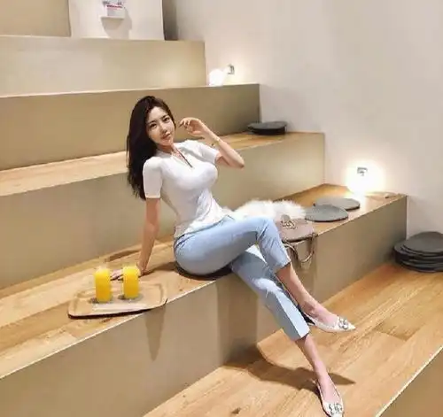 都市美女搭配紧身牛仔裤,简洁美观又气质充满阳光又不失精致感