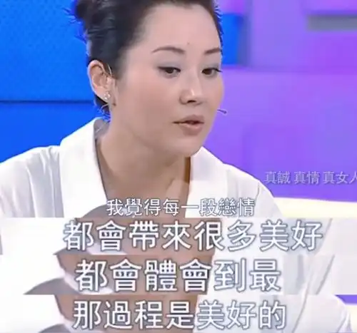 53岁许晴不见老,穿十年前衣服拍照身材毫无变化,肌肤紧致似少女