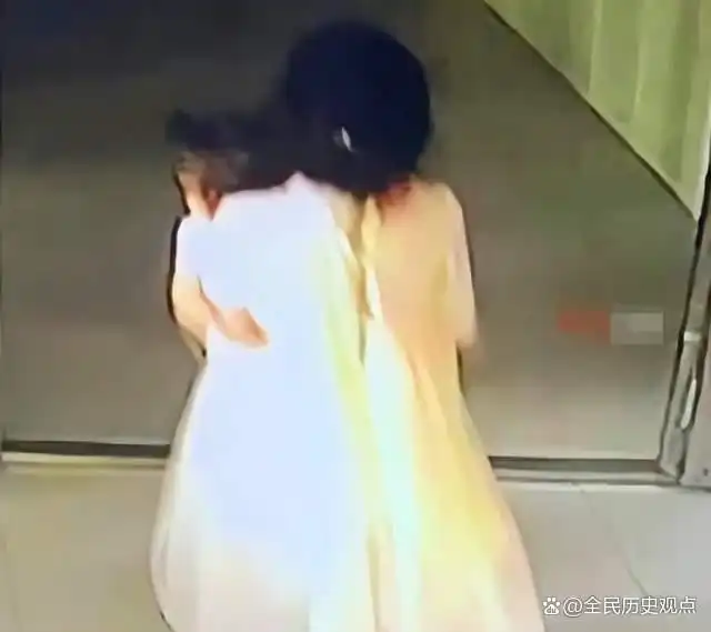 江西2岁女童被13岁女孩从17楼扔下,这事,不是第一次