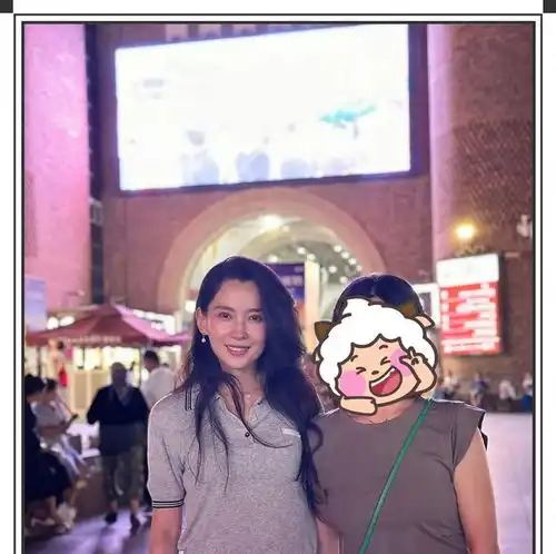 汪峰女友森林北逛大巴扎被偶遇,真人和照片一样漂亮,气质出众