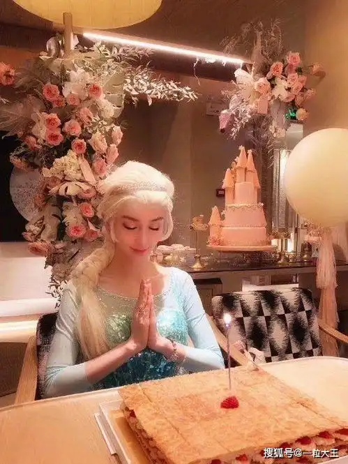 郑爽和angelababy差3岁,都cos冰雪奇缘造型,少女和辣妈的区别