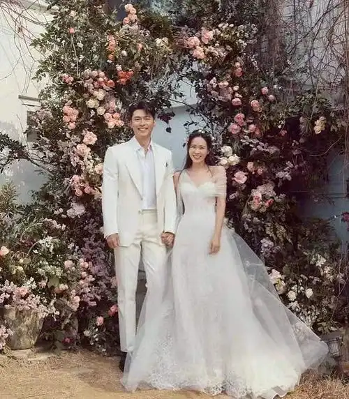 玄彬孙艺珍大婚现场曝光,女方穿婚纱仙气飘飘,男方眼神爱意满满