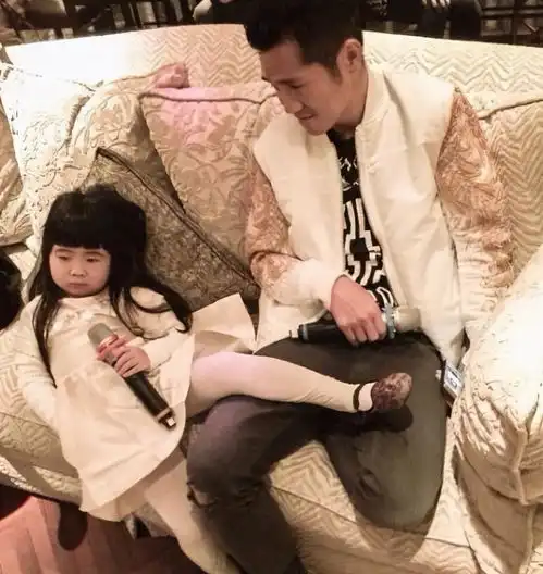 曹格女儿变长腿美女岁月是把杀猪刀,私心有点明显