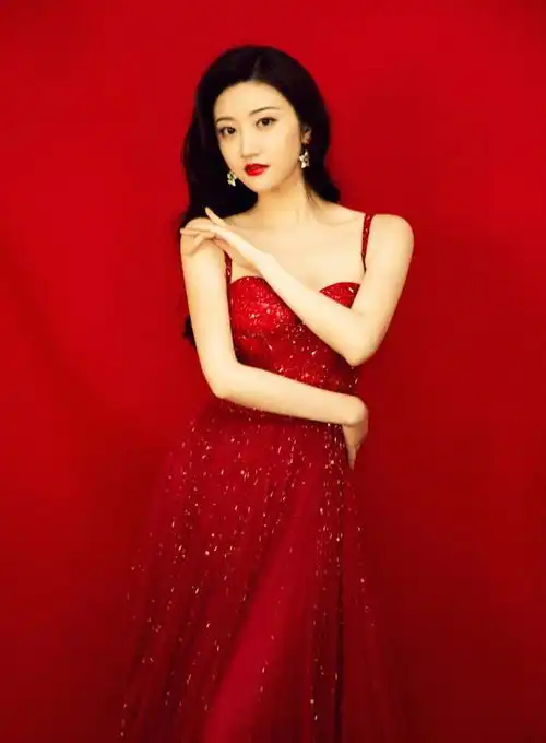 魅力女神景甜,肌肤白皙水嫩,美得让人惊叹