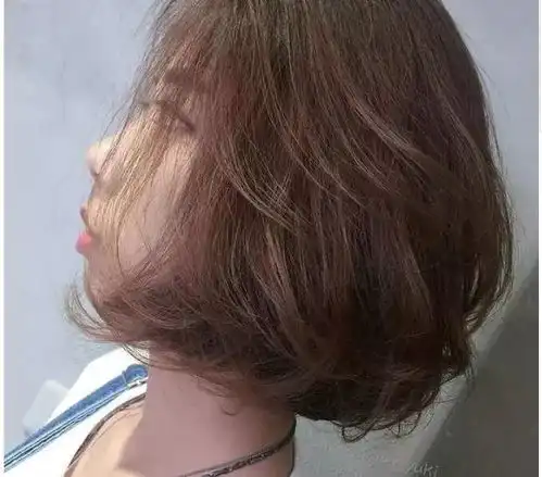 最显气质的女生短发烫发发型图片