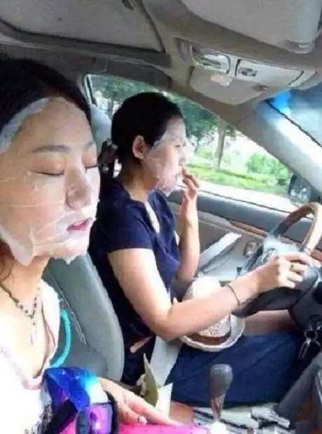 每日一笑妹子睡觉收敛点吧,这么隐私的东西放在这就不尴尬吗