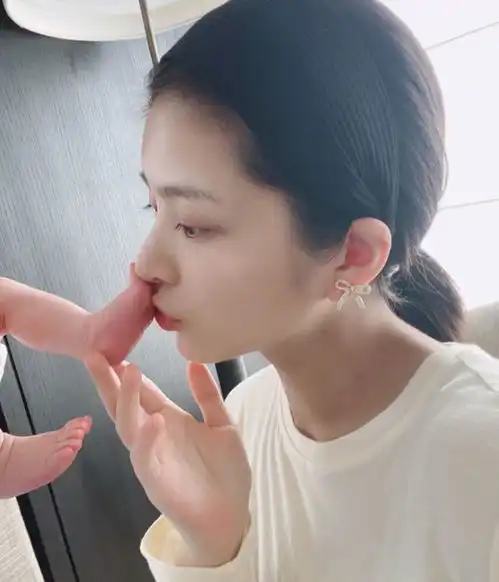 耳环才8元,母乳喂养女儿,杜淳老婆晒照网友评论很节俭