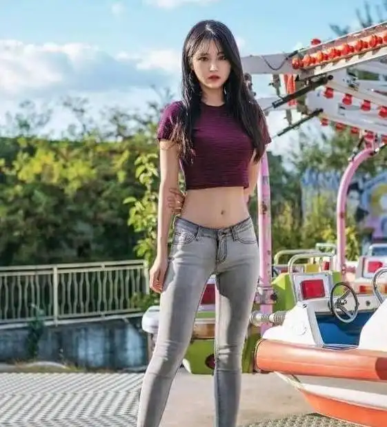 身姿婀娜的牛仔裤小姐姐,穿出个性风采,魅力范儿十足