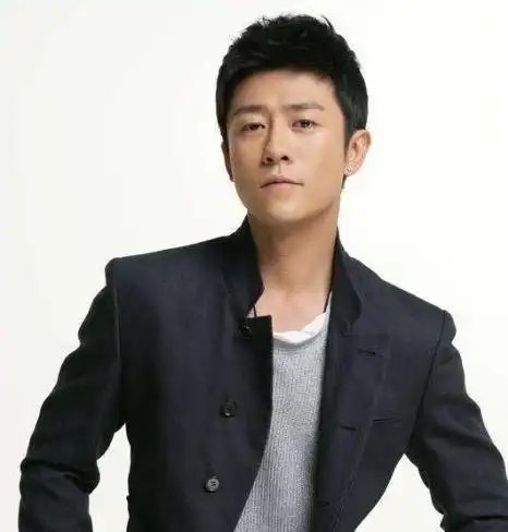 亲妈干妈都是导演,捧他18年却不温不火,娶妻改名后被张嘉译带火