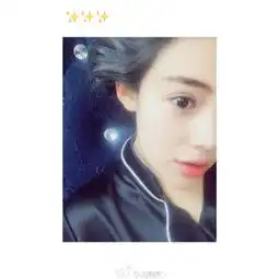 组图长发女神晒出性感写真小秀白嫩长腿