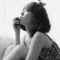 黑白唯美女生头像不要网页
