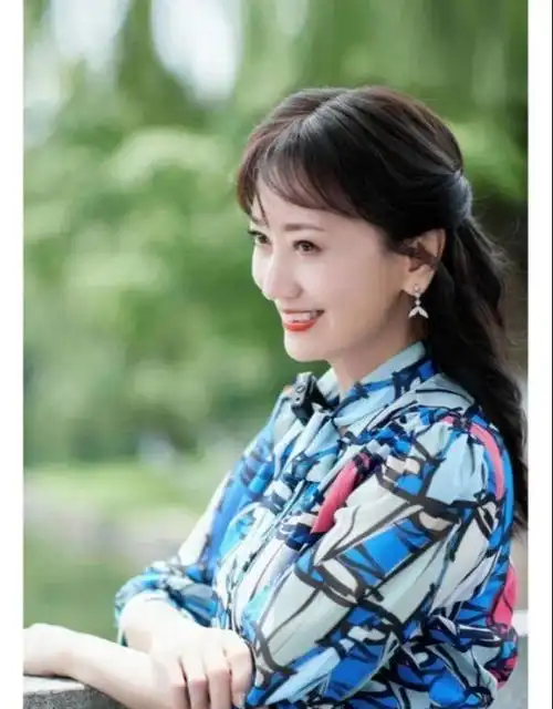 女人上了年纪后,扎发会比短发更减龄看这3组对比图就知道
