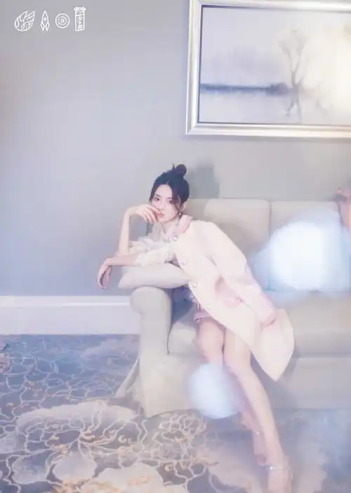 38岁董洁真敢穿,miumiu大秀铁网上身,杨超越依然少女感爆棚