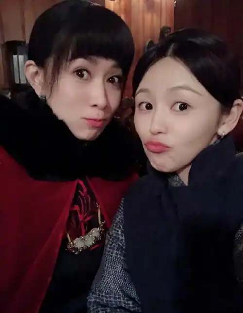 45岁佘诗曼晒近照,打扮休闲少女感十足,并配文今天做自己