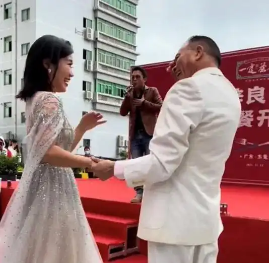 香港演员万梓良接商演,行为举止好猥琐,这已经不是一次两次了