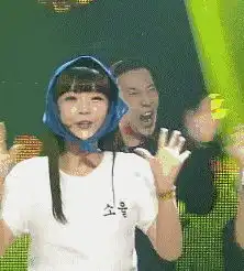 大哥专心点,你就不怕切到你的手啊