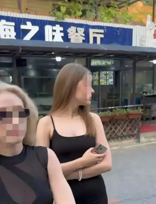 闹大了网红文龙带俄罗斯美女来大连旅游,被景区餐厅老板娘锁车