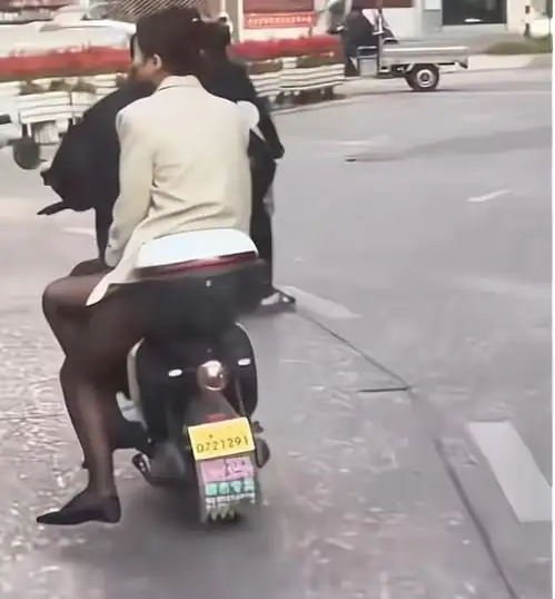 小伙骑电动车带黑丝美女引羡慕,男子一路跟随到底输在哪里