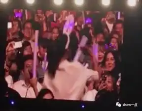 在周杰伦演唱会上手撕前任,小仙女这是完成了当代女性终极梦想啊