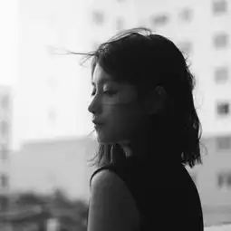 意境黑白女生微信图像1