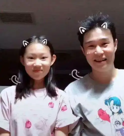 小沈阳晒12岁女儿近照身材高挑气质出众曾被称最丑星二代