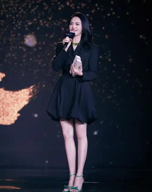建议中年女人,尽量少穿打底裤瞧瞧陈数姚晨这样搭,时髦显气质