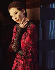 蔡少芬太拼,鞋带全部拿下来系在衣服上,46大妈秒变16少女