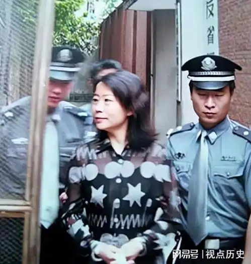 2003年,湖北襄阳,贪财好色的尹冬桂在法庭上的照片
