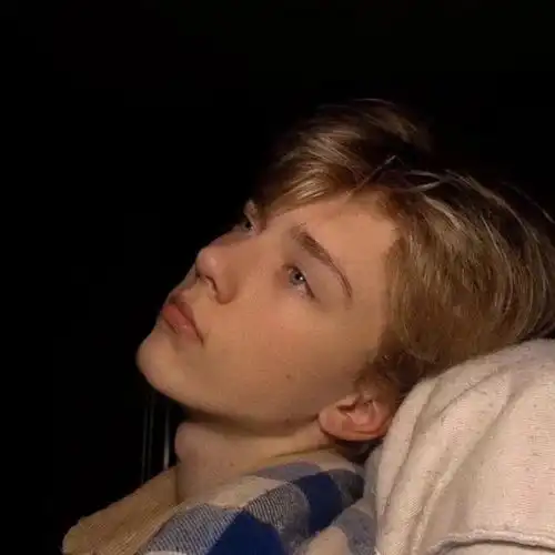ins男生真人酷酷头像对于第三人称的角度而言