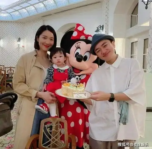 李亚男怀二胎后近照脸变圆润,齐刘海半丸子头撞脸毛晓彤