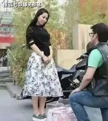 搞笑gif趣图男子用一箱百元大钞向美女求婚,比用钻戒震撼多了