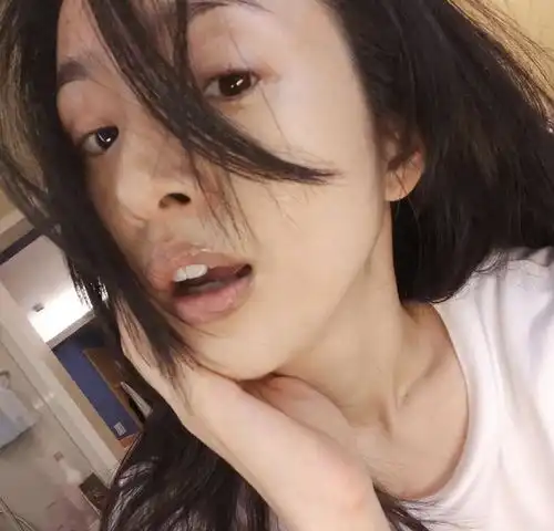 林依晨40岁生日晒自拍,清纯可爱少女感十足,被老公夸状态似小孩
