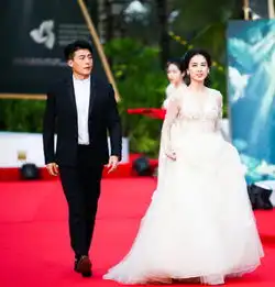 海南电影节红毯,李若彤昆凌比拼身材,杨幂露背装凭蚂蚁腰抢镜