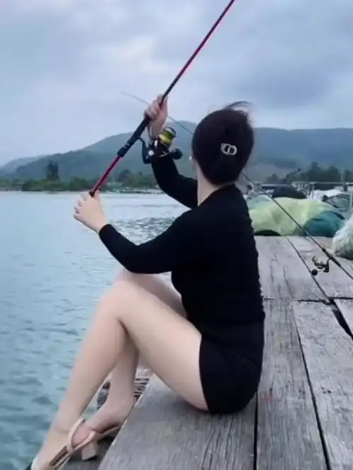 你是来钓鱼的还是来钓大哥美女穿黑色裹臀裙钓鱼遭网友灵魂质问