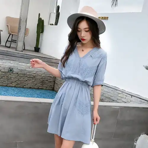 夏日搭配清凉的连衣裙,自然清新,时尚又美丽