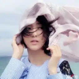 佟丽娅风中随手拍秀发飞舞画风清新有格调
